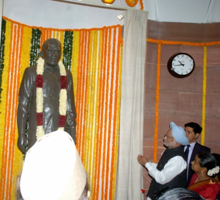 Manmohan Singh while unveiling the statue of Murasoi Maran in the Indian Parliament