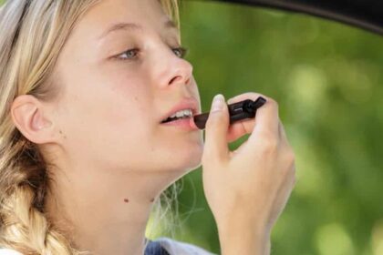 7 Driving Habits जो आपके दुर्घटनाग्रस्त होने के जोखिम को बढ़ाती हैं