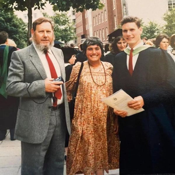 Keir Starmer with his parents on his graduation day